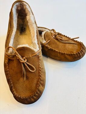 UGG Men’s Chestnut Suede Moccasin Slippers size 11